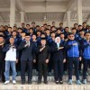 Bupat6i Kuningan berfoto bersamaa dengan tim futsal Kuningan.